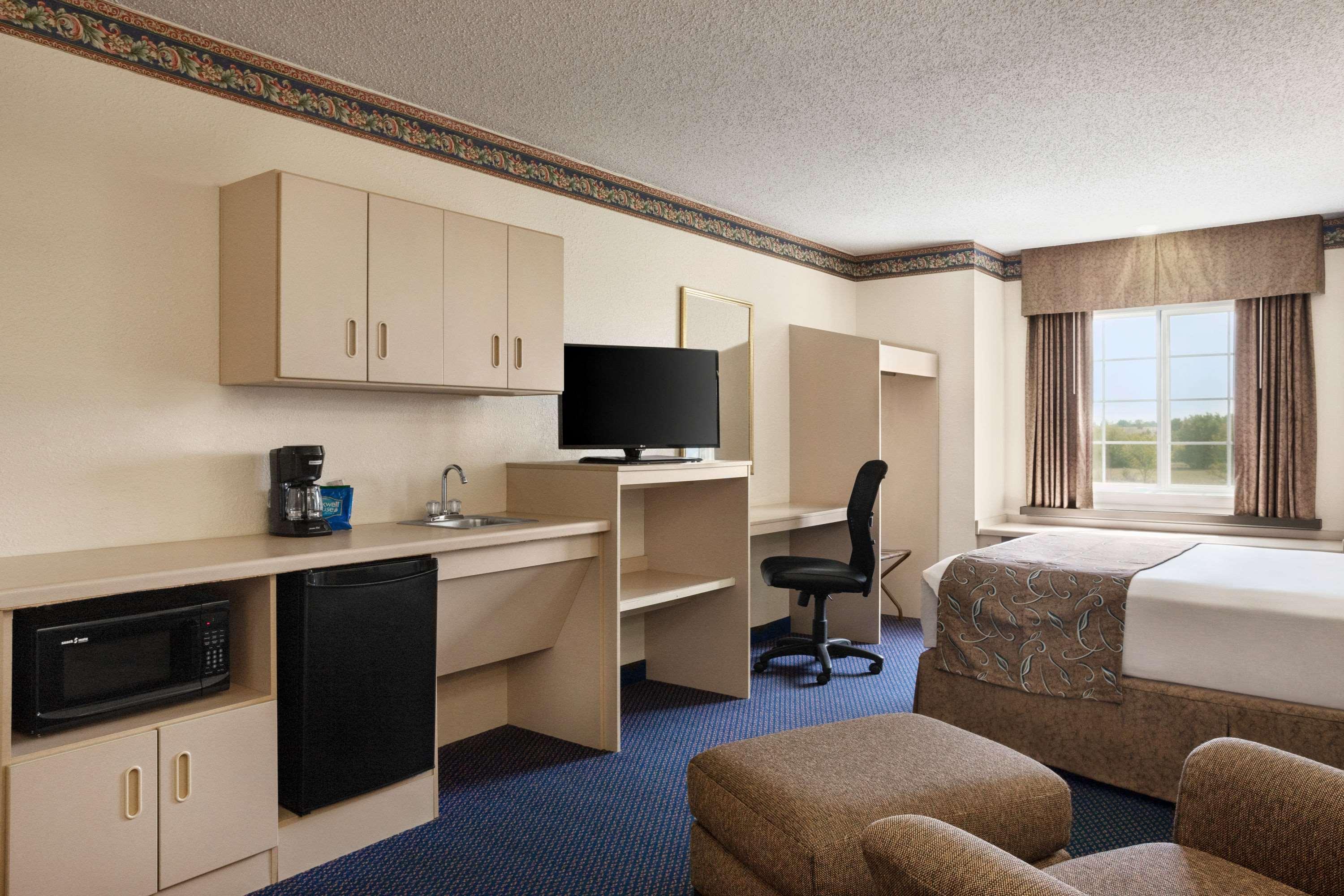 Travelodge By Wyndham Fort Scott Exterior photo