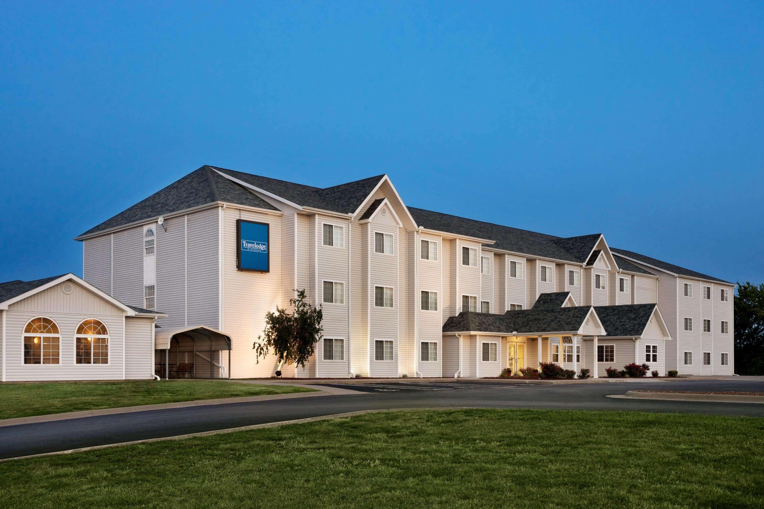 Travelodge By Wyndham Fort Scott Exterior photo