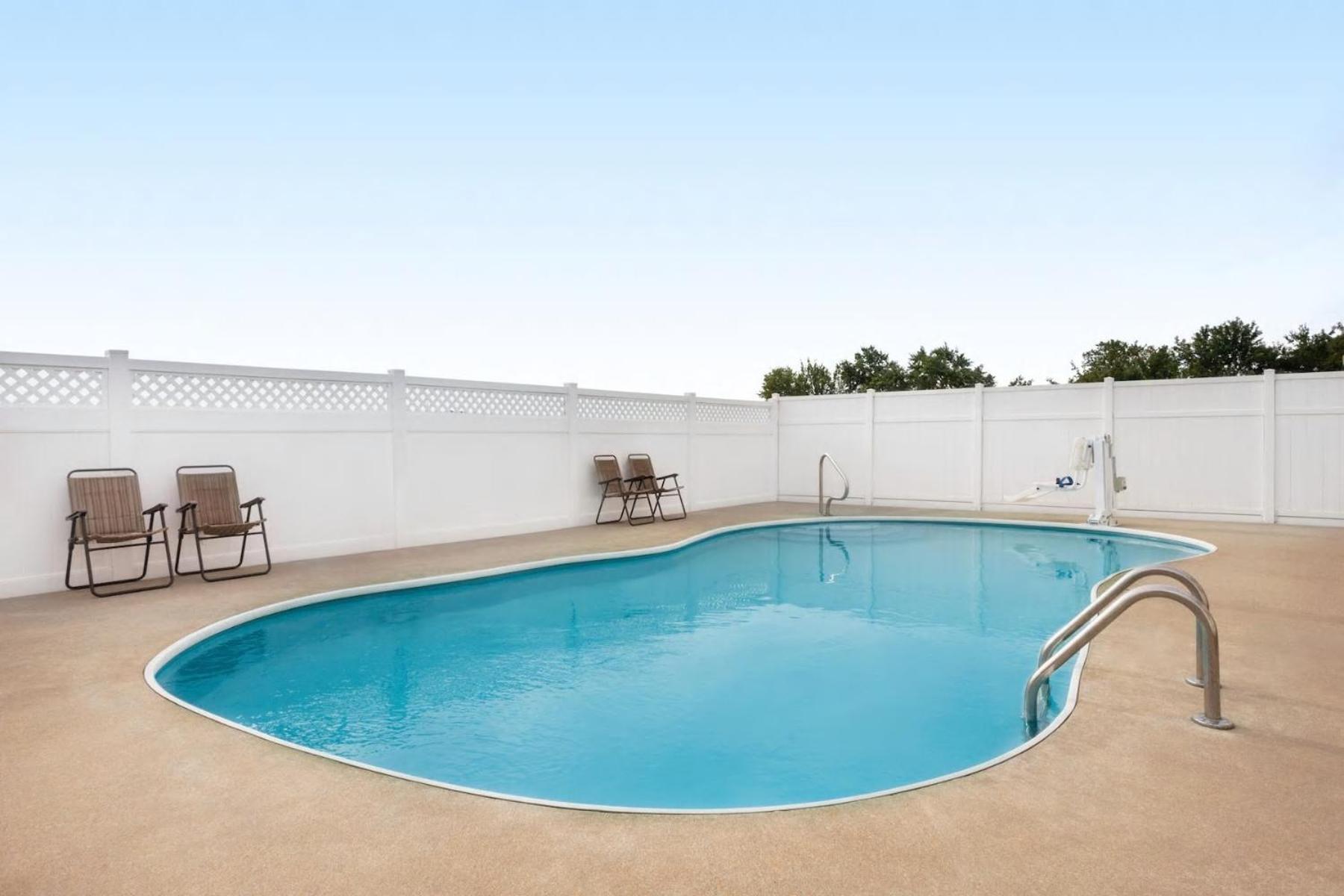 Travelodge By Wyndham Fort Scott Exterior photo