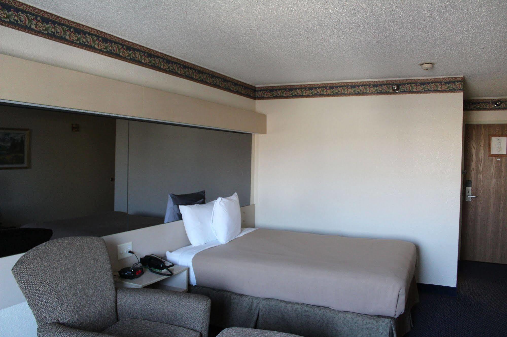Travelodge By Wyndham Fort Scott Exterior photo