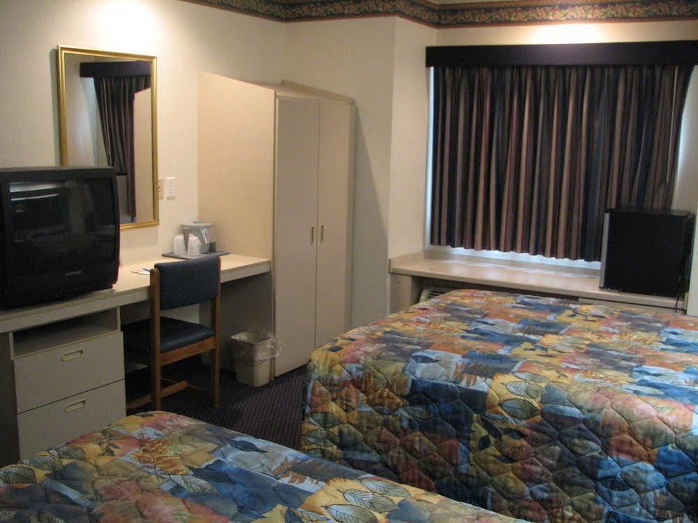 Travelodge By Wyndham Fort Scott Exterior photo