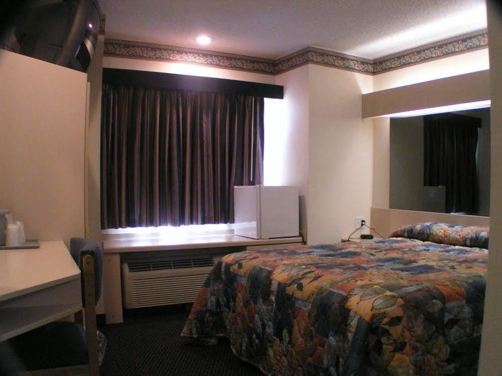 Travelodge By Wyndham Fort Scott Exterior photo