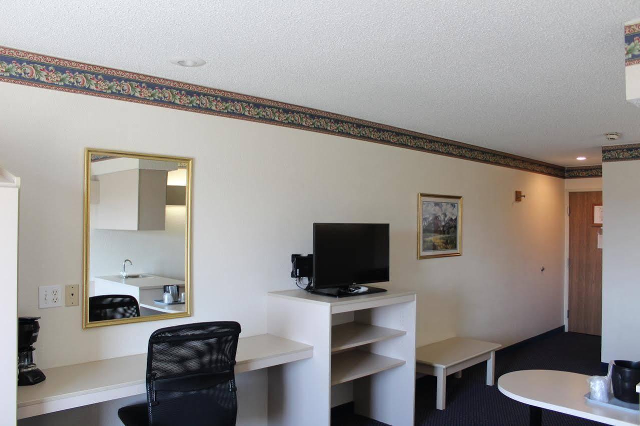 Travelodge By Wyndham Fort Scott Exterior photo