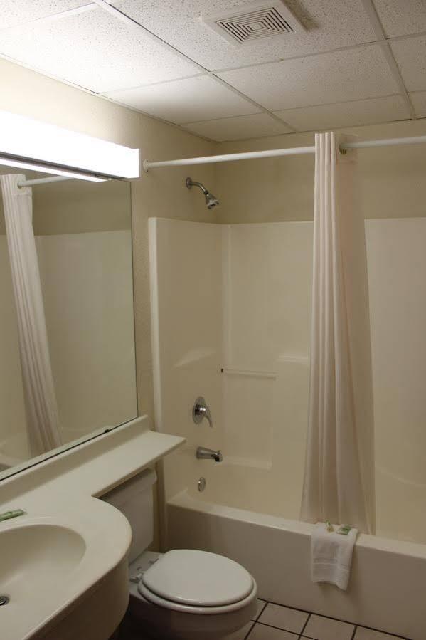 Travelodge By Wyndham Fort Scott Exterior photo